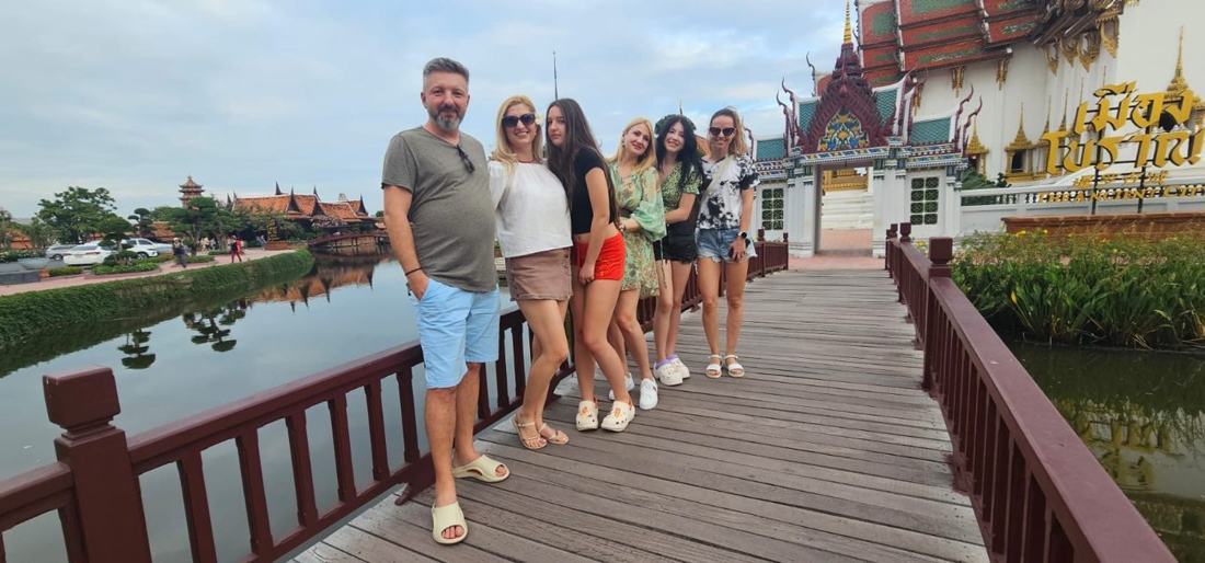 Cu grupul, pe pod, în Thailanda