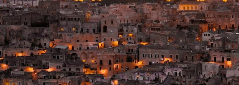 Matera, orașul de piatră, luminat la apus